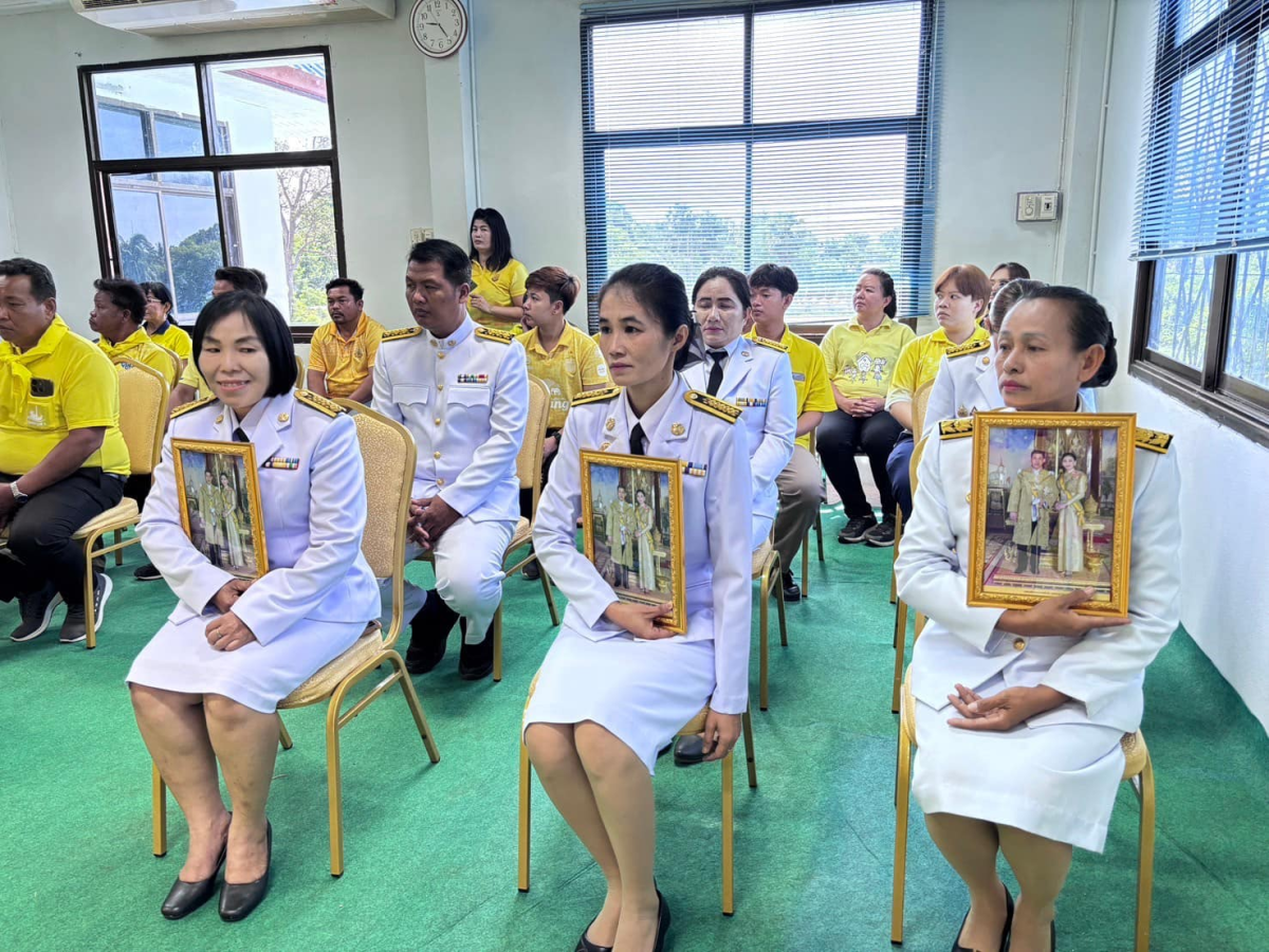 เข้าร่วมพิธีรับพระราชทานพระบรมฉายาลักษณ์ พระบาทสมเด็จพระเจ้าอยู่หัว ที่ฉายกับสมเด็จพระนางเจ้าฯ พระบรมราชินี ณ ห้องประชุมองค์การบริหารส่วนตำบลหนองโดน