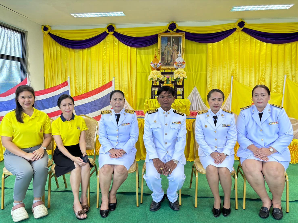 เข้าร่วมพิธีรับพระราชทานพระบรมฉายาลักษณ์ พระบาทสมเด็จพระเจ้าอยู่หัว ที่ฉายกับสมเด็จพระนางเจ้าฯ พระบรมราชินี ณ ห้องประชุมองค์การบริหารส่วนตำบลหนองโดน