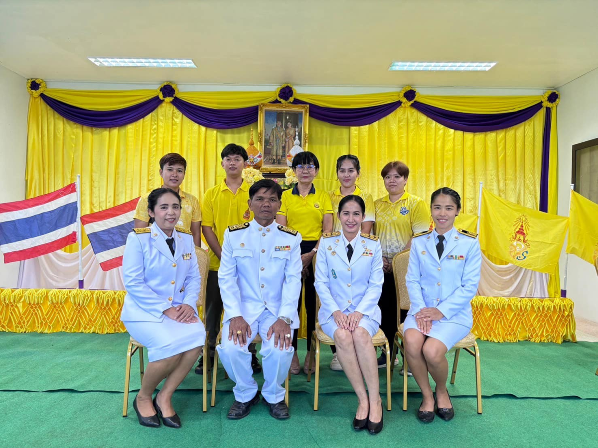 เข้าร่วมพิธีรับพระราชทานพระบรมฉายาลักษณ์ พระบาทสมเด็จพระเจ้าอยู่หัว ที่ฉายกับสมเด็จพระนางเจ้าฯ พระบรมราชินี ณ ห้องประชุมองค์การบริหารส่วนตำบลหนองโดน