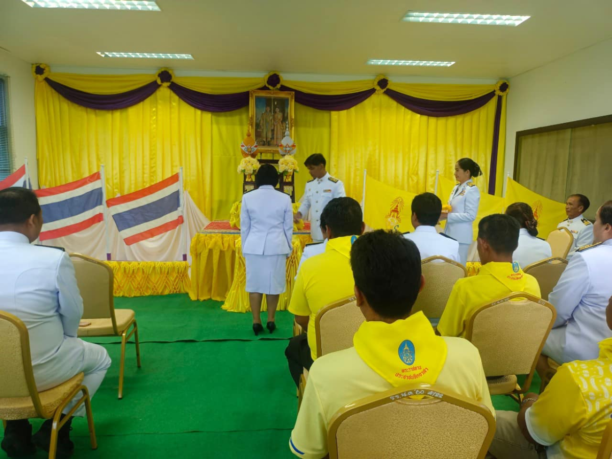 เข้าร่วมพิธีรับพระราชทานพระบรมฉายาลักษณ์ พระบาทสมเด็จพระเจ้าอยู่หัว ที่ฉายกับสมเด็จพระนางเจ้าฯ พระบรมราชินี ณ ห้องประชุมองค์การบริหารส่วนตำบลหนองโดน