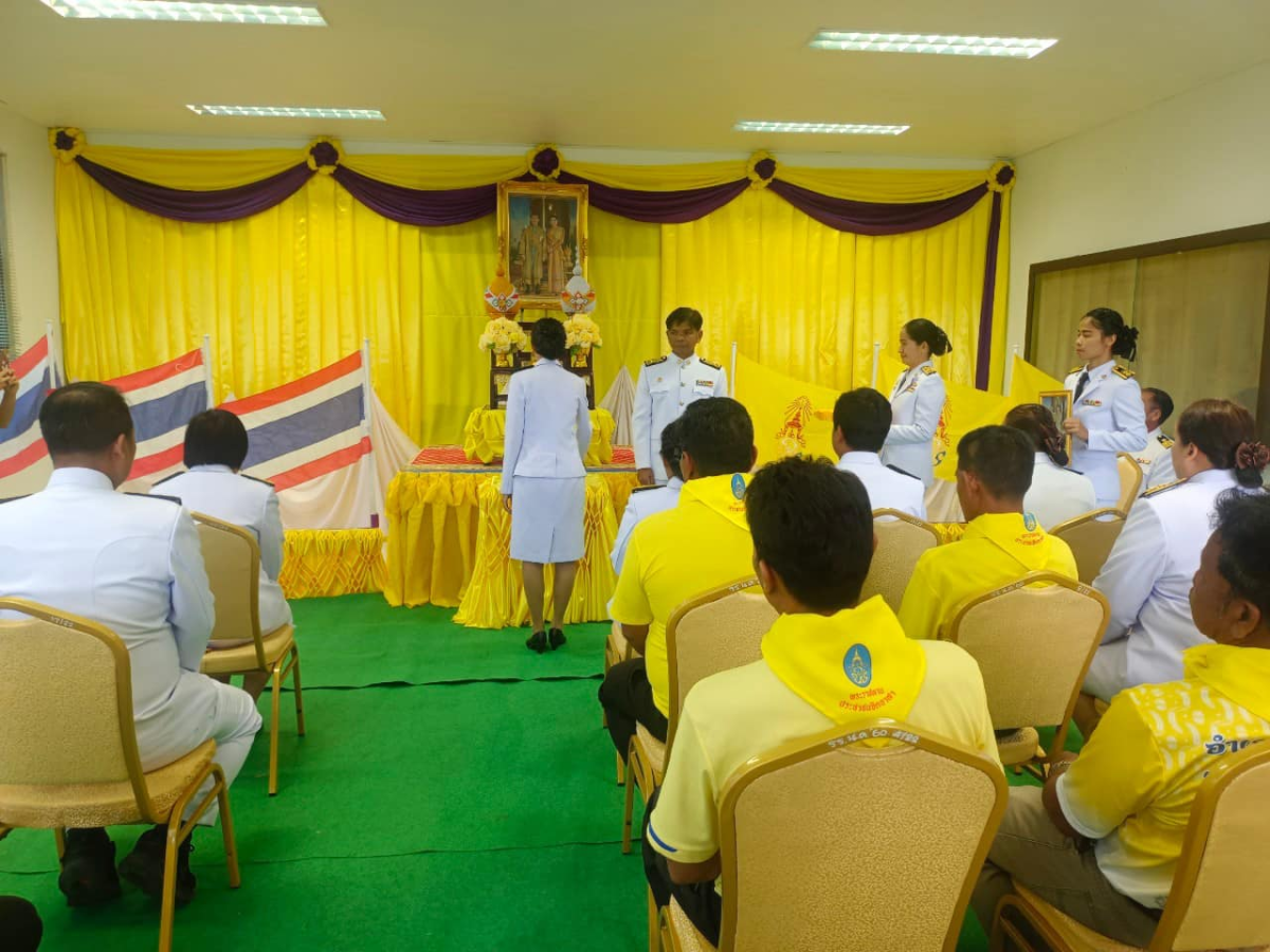 เข้าร่วมพิธีรับพระราชทานพระบรมฉายาลักษณ์ พระบาทสมเด็จพระเจ้าอยู่หัว ที่ฉายกับสมเด็จพระนางเจ้าฯ พระบรมราชินี ณ ห้องประชุมองค์การบริหารส่วนตำบลหนองโดน