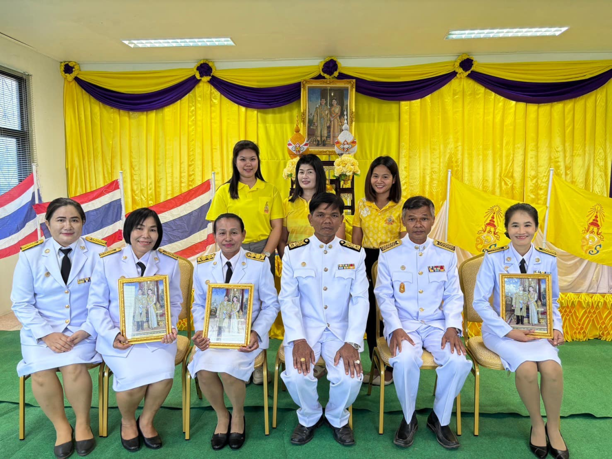 เข้าร่วมพิธีรับพระราชทานพระบรมฉายาลักษณ์ พระบาทสมเด็จพระเจ้าอยู่หัว ที่ฉายกับสมเด็จพระนางเจ้าฯ พระบรมราชินี ณ ห้องประชุมองค์การบริหารส่วนตำบลหนองโดน