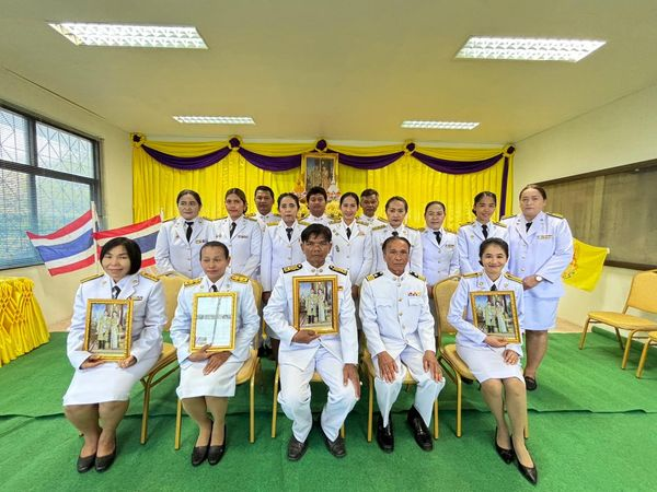 เข้าร่วมพิธีรับพระราชทานพระบรมฉายาลักษณ์ พระบาทสมเด็จพระเจ้าอยู่หัว ที่ฉายกับสมเด็จพระนางเจ้าฯ พระบรมราชินี ณ ห้องประชุมองค์การบริหารส่วนตำบลหนองโดน