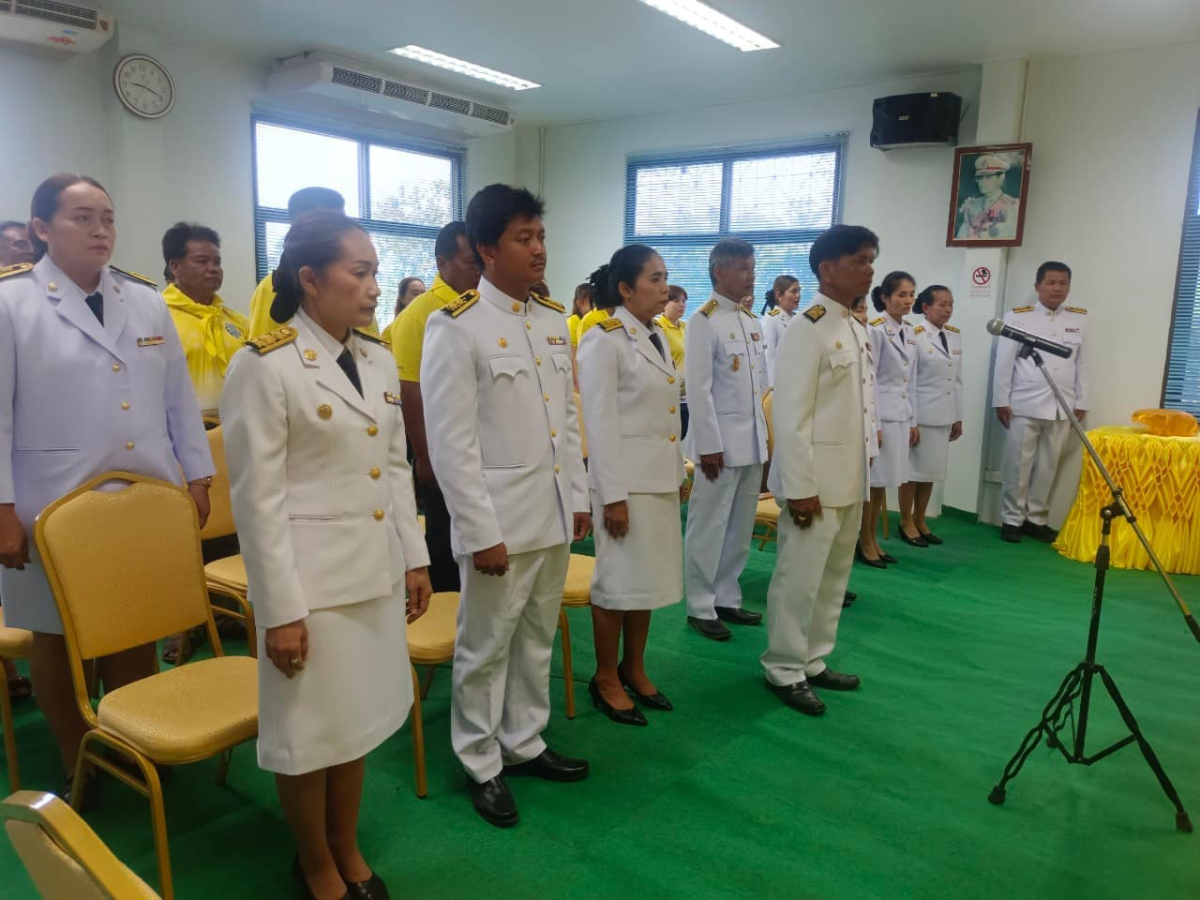 เข้าร่วมพิธีรับพระราชทานพระบรมฉายาลักษณ์ พระบาทสมเด็จพระเจ้าอยู่หัว ที่ฉายกับสมเด็จพระนางเจ้าฯ พระบรมราชินี ณ ห้องประชุมองค์การบริหารส่วนตำบลหนองโดน