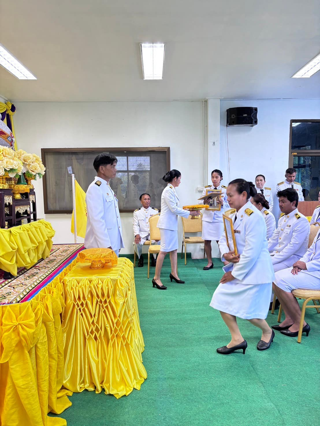 เข้าร่วมพิธีรับพระราชทานพระบรมฉายาลักษณ์ พระบาทสมเด็จพระเจ้าอยู่หัว ที่ฉายกับสมเด็จพระนางเจ้าฯ พระบรมราชินี ณ ห้องประชุมองค์การบริหารส่วนตำบลหนองโดน