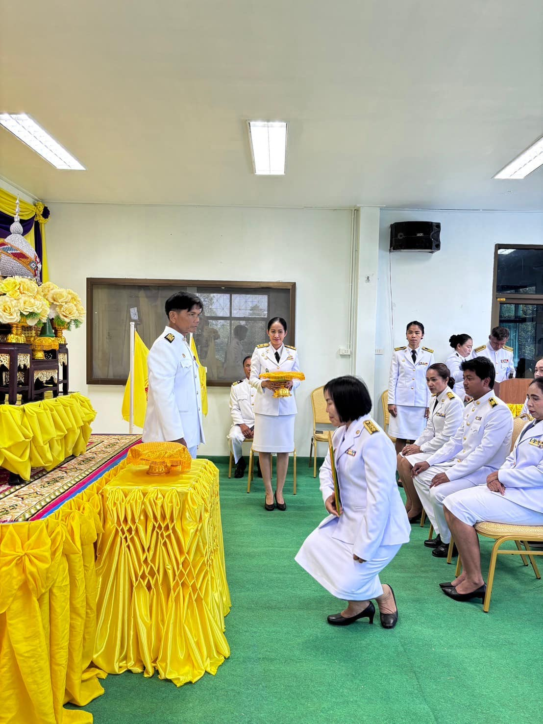 เข้าร่วมพิธีรับพระราชทานพระบรมฉายาลักษณ์ พระบาทสมเด็จพระเจ้าอยู่หัว ที่ฉายกับสมเด็จพระนางเจ้าฯ พระบรมราชินี ณ ห้องประชุมองค์การบริหารส่วนตำบลหนองโดน