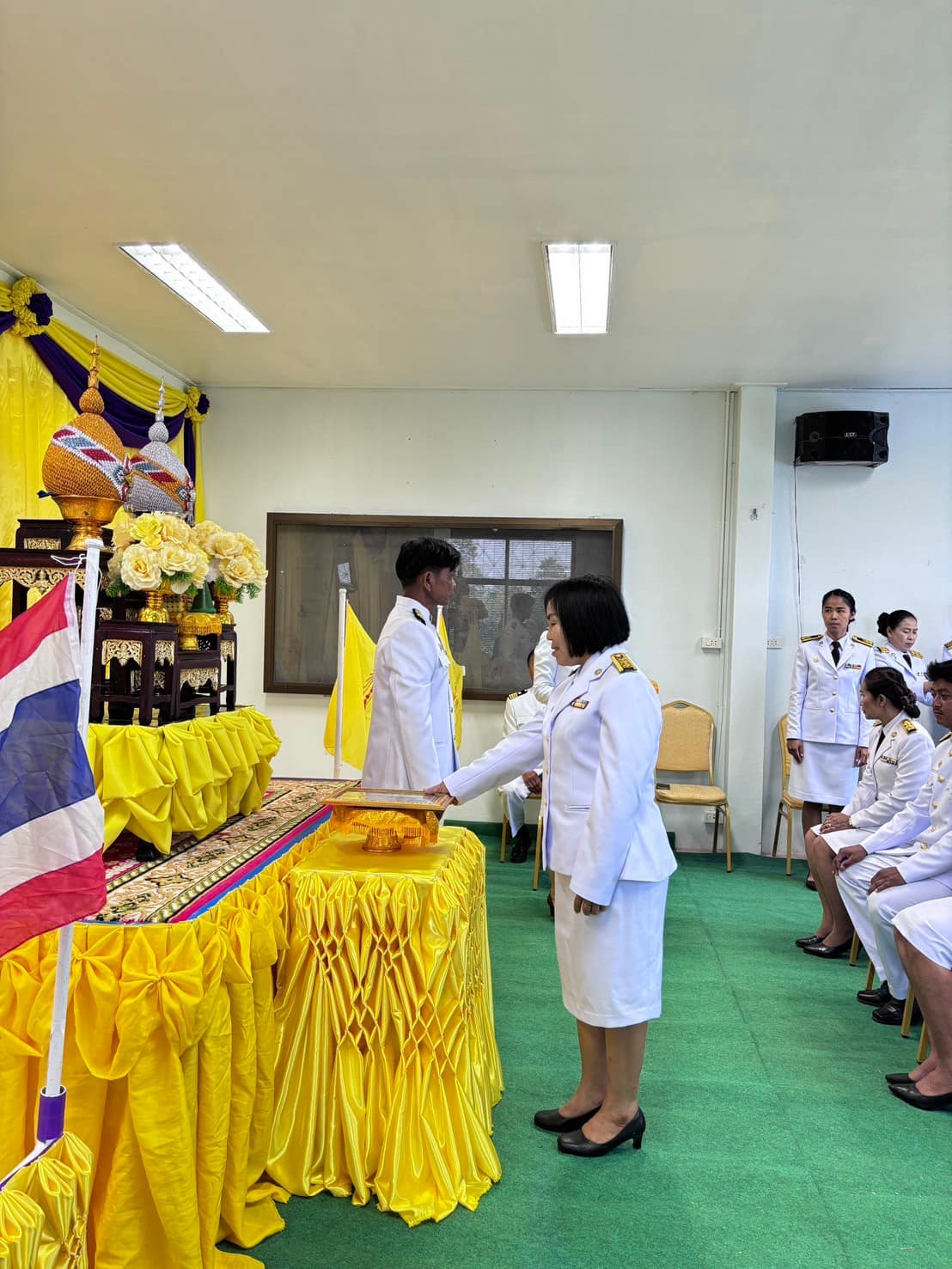 เข้าร่วมพิธีรับพระราชทานพระบรมฉายาลักษณ์ พระบาทสมเด็จพระเจ้าอยู่หัว ที่ฉายกับสมเด็จพระนางเจ้าฯ พระบรมราชินี ณ ห้องประชุมองค์การบริหารส่วนตำบลหนองโดน