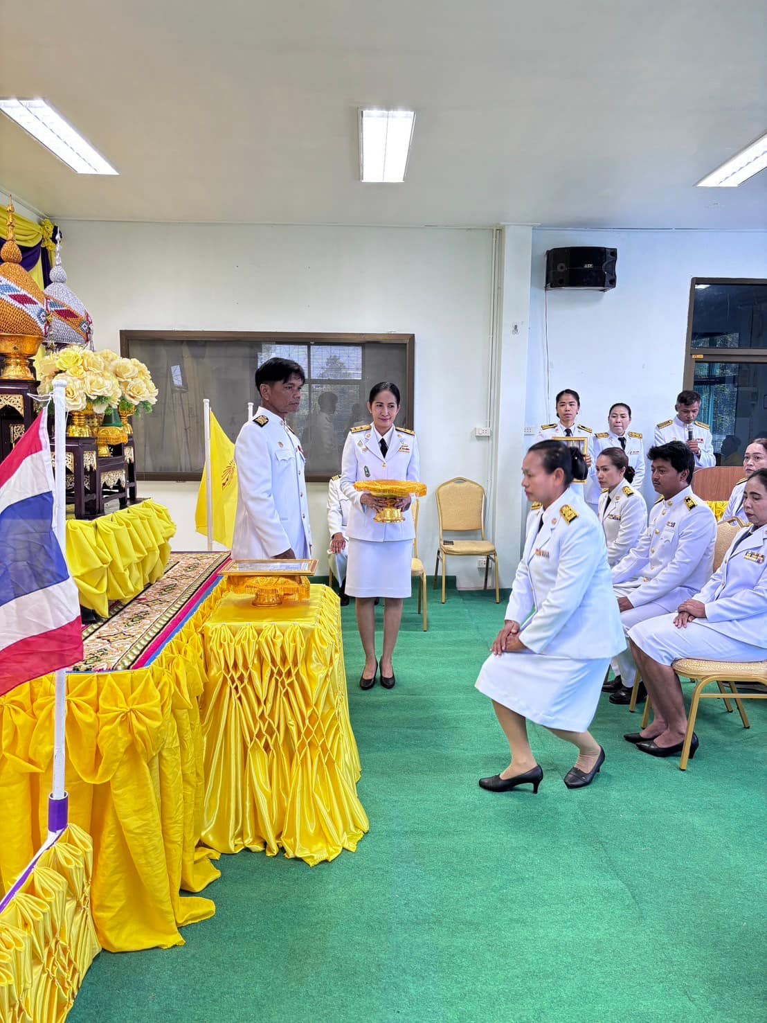 เข้าร่วมพิธีรับพระราชทานพระบรมฉายาลักษณ์ พระบาทสมเด็จพระเจ้าอยู่หัว ที่ฉายกับสมเด็จพระนางเจ้าฯ พระบรมราชินี ณ ห้องประชุมองค์การบริหารส่วนตำบลหนองโดน