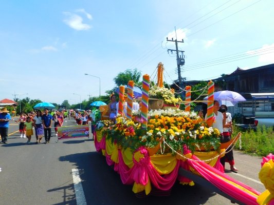 วันพุธที่ ๒๐ กรกฎาคม ๒๕๕๙ นายศิวสรรค์ ขอบใจกลาง นายก อบต.หนองโดน ร่วมกับวัดหนองจิก สมาชิกสภา อบต. โรงเรียนบ้านหนองโดนประสาทวิทย์ ศูนย์อบรมเด็กก่อนเกณฑ์วัดหนองจิก กำนัน ผู้ใหญ่บ้าน พนักงานส่วนตำบล และประชาชนในตำบลหนองโดน จัดโครงการแห่เทียนพรรษา ประจำปี ๒๕๕๙ และเริ่มหล่อเทียนวันที่ ๑๒ กรกฎาคม ๒๕๕๙