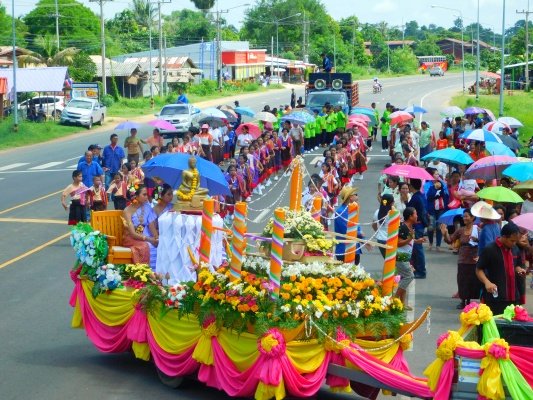 วันพุธที่ ๒๐ กรกฎาคม ๒๕๕๙ นายศิวสรรค์ ขอบใจกลาง นายก อบต.หนองโดน ร่วมกับวัดหนองจิก สมาชิกสภา อบต. โรงเรียนบ้านหนองโดนประสาทวิทย์ ศูนย์อบรมเด็กก่อนเกณฑ์วัดหนองจิก กำนัน ผู้ใหญ่บ้าน พนักงานส่วนตำบล และประชาชนในตำบลหนองโดน จัดโครงการแห่เทียนพรรษา ประจำปี ๒๕๕๙ และเริ่มหล่อเทียนวันที่ ๑๒ กรกฎาคม ๒๕๕๙