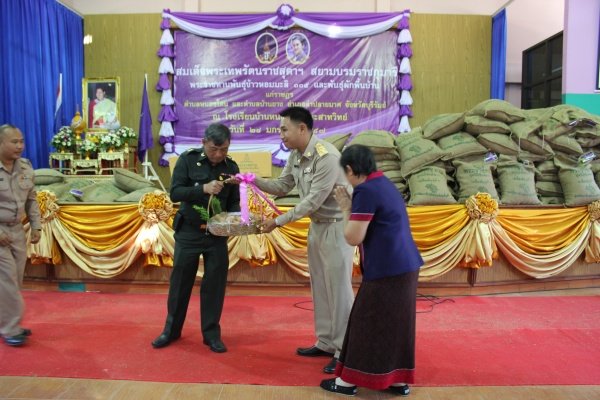 พลเอกเจษฎา ศรีสุภาพ รองสมุหราชองครักษ์ ผู้แทนพระองค์สมเด็จพระเทพรัชตนราชสุดาฯ สยามบรมราชกุมารี พร้อมด้วยนายลลิต ถนอมสิงห์ ผู้ช่วยเลขาธิการสำนักงานมูลนิธิชัยพัฒนา เป็นประธานในพิธีมอบเมล็ดพันธุ์ข้าวพระราชทาน ให้กับราฎษรในเขตพื้นที่ตำบลหนองโดนและตำบลบ้านยาง ในวันที่ ๒๘ มกราคม ๒๕๕๗ ณ โรงเรียนบ้านหนองโดนประสาทวิทย์