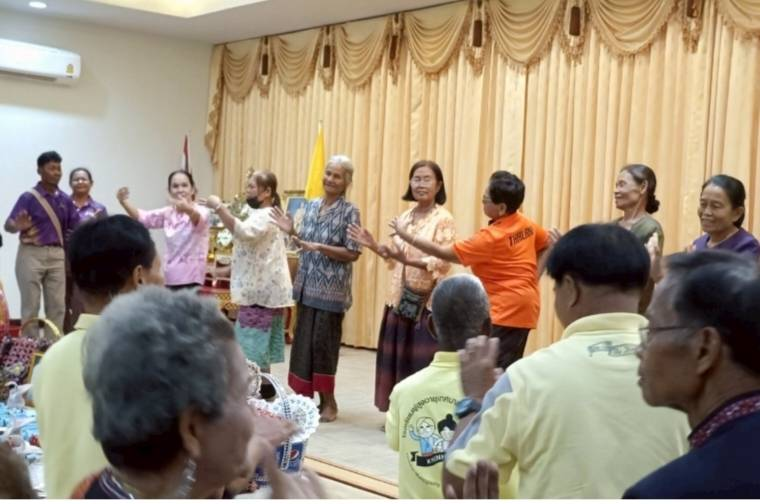 องค์การบริหารส่วนตำบลหนอง โดยกองสวัสดิการสังคม ได้จัดทำโครงการพัฒนาคุณภาพชีวิตผู้สูงอายุ ประจำปีงบประมาณ 2568 เมื่อวันที่ 25 เมษายน 2568 ณ เทศบาลตำบลขุนหาญ อำเภอขุนหาญ จังหวัดศรีสะเกษ โดยมีวัตถุประสงค์เพื่อเป็นการฟื้นฟูสุขภาพ ช่วยยืดเหยียดกล้ามเนื้อ ลดอาการปวดเมื่อยกล้ามเนื้อในผู้สูงอายุ กล้ามเนื้อของร่างกายมีความยืดหยุ่น ลดความตึงตัว ทำให้ร่างกายมีความผ่อนคลาย เพิ่มความแข็งแรง ทำให้การเคลื่อนไหวของร่างกายดีขึ้น
