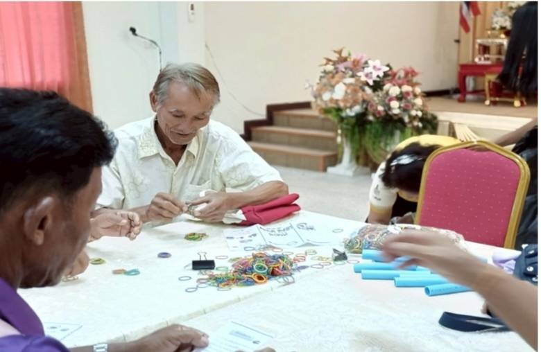 องค์การบริหารส่วนตำบลหนอง โดยกองสวัสดิการสังคม ได้จัดทำโครงการพัฒนาคุณภาพชีวิตผู้สูงอายุ ประจำปีงบประมาณ 2568 เมื่อวันที่ 25 เมษายน 2568 ณ เทศบาลตำบลขุนหาญ อำเภอขุนหาญ จังหวัดศรีสะเกษ โดยมีวัตถุประสงค์เพื่อเป็นการฟื้นฟูสุขภาพ ช่วยยืดเหยียดกล้ามเนื้อ ลดอาการปวดเมื่อยกล้ามเนื้อในผู้สูงอายุ กล้ามเนื้อของร่างกายมีความยืดหยุ่น ลดความตึงตัว ทำให้ร่างกายมีความผ่อนคลาย เพิ่มความแข็งแรง ทำให้การเคลื่อนไหวของร่างกายดีขึ้น