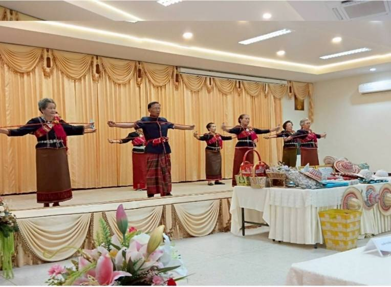 องค์การบริหารส่วนตำบลหนอง โดยกองสวัสดิการสังคม ได้จัดทำโครงการพัฒนาคุณภาพชีวิตผู้สูงอายุ ประจำปีงบประมาณ 2568 เมื่อวันที่ 25 เมษายน 2568 ณ เทศบาลตำบลขุนหาญ อำเภอขุนหาญ จังหวัดศรีสะเกษ โดยมีวัตถุประสงค์เพื่อเป็นการฟื้นฟูสุขภาพ ช่วยยืดเหยียดกล้ามเนื้อ ลดอาการปวดเมื่อยกล้ามเนื้อในผู้สูงอายุ กล้ามเนื้อของร่างกายมีความยืดหยุ่น ลดความตึงตัว ทำให้ร่างกายมีความผ่อนคลาย เพิ่มความแข็งแรง ทำให้การเคลื่อนไหวของร่างกายดีขึ้น