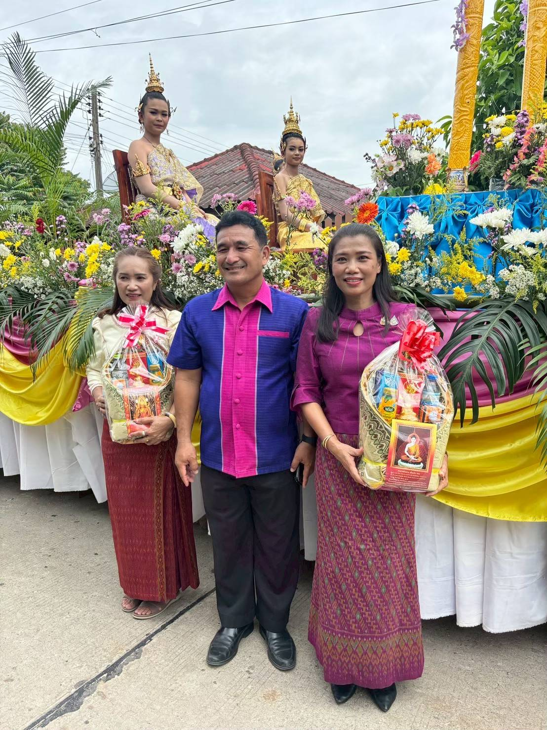 องค์การบริหารส่วนตำบลหนองโดนได้ดำเนินการจัดโครงการ ประเพณีแห่เทียนและถวายเทียนพรรษา ประจำปีงบประมาณ 2568 ร่วมกับสมาชิกสภาองค์การบริหารส่วนตำบล กำนัน ผู้ใหญ่บ้าน สถานศึกษา ส่วนราชการ ประชาชนและชมรมคนทำความดีเพื่อพ่อของแผ่นดิน อำเภอลำปลายมาศ จังหวัดบุรีรัมย์ ได้ตระหนักถึงความสำคัญของประเพณี แห่เทียนพรรษาและมีความประสงค์ให้ทุกภาคส่วน ในสังคมได้มีส่วนร่วมในการส่งเสริมทำนุบำรุงศาสนา ร่วมกันทำบุญ ทำจิตใจให้บริสุทธิ์ รักษาศิลปะ วัฒนธรรม ภมูิปัญญาท้องถิ่นและประเพณีที่ดีงามของท้องถิ่นให้คงอยู่ต่อไป