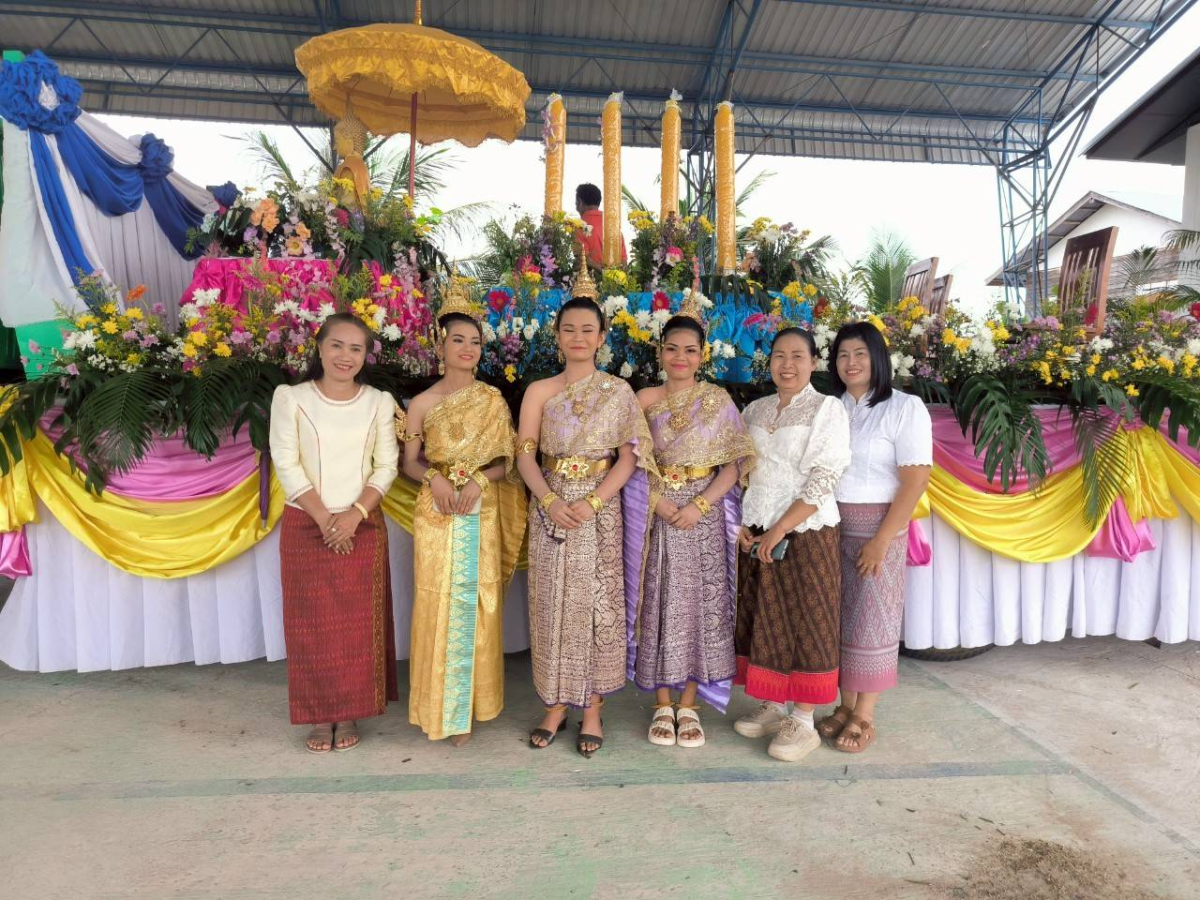 องค์การบริหารส่วนตำบลหนองโดนได้ดำเนินการจัดโครงการ ประเพณีแห่เทียนและถวายเทียนพรรษา ประจำปีงบประมาณ 2568 ร่วมกับสมาชิกสภาองค์การบริหารส่วนตำบล กำนัน ผู้ใหญ่บ้าน สถานศึกษา ส่วนราชการ ประชาชนและชมรมคนทำความดีเพื่อพ่อของแผ่นดิน อำเภอลำปลายมาศ จังหวัดบุรีรัมย์ ได้ตระหนักถึงความสำคัญของประเพณี แห่เทียนพรรษาและมีความประสงค์ให้ทุกภาคส่วน ในสังคมได้มีส่วนร่วมในการส่งเสริมทำนุบำรุงศาสนา ร่วมกันทำบุญ ทำจิตใจให้บริสุทธิ์ รักษาศิลปะ วัฒนธรรม ภมูิปัญญาท้องถิ่นและประเพณีที่ดีงามของท้องถิ่นให้คงอยู่ต่อไป