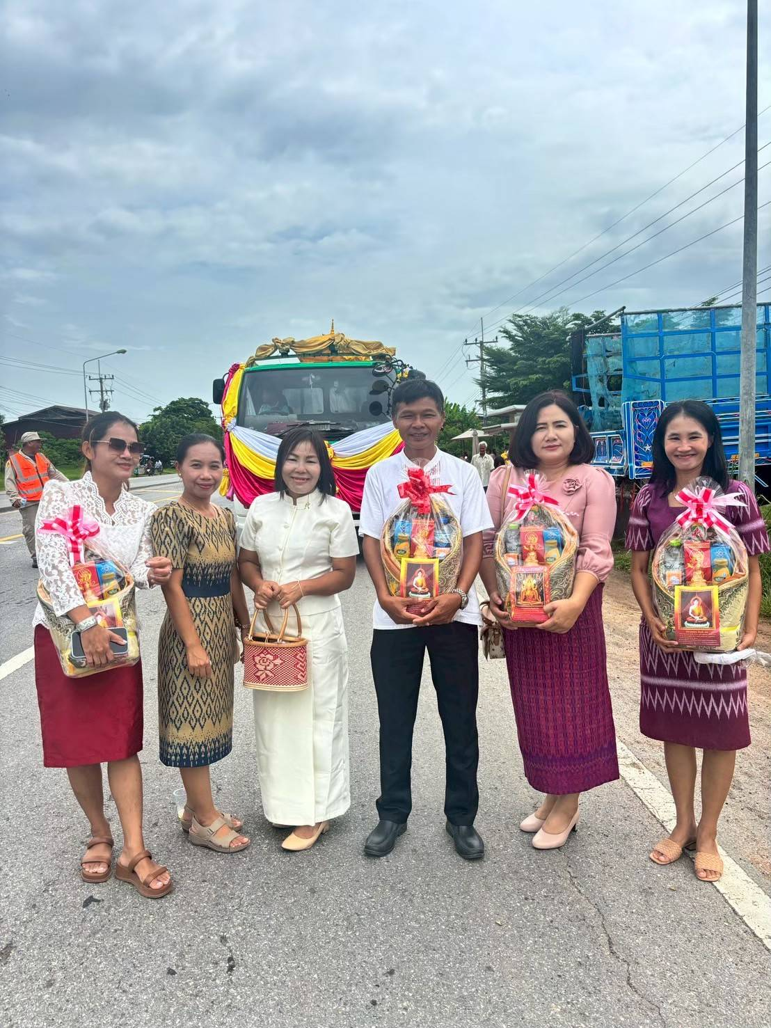 องค์การบริหารส่วนตำบลหนองโดนได้ดำเนินการจัดโครงการ ประเพณีแห่เทียนและถวายเทียนพรรษา ประจำปีงบประมาณ 2568 ร่วมกับสมาชิกสภาองค์การบริหารส่วนตำบล กำนัน ผู้ใหญ่บ้าน สถานศึกษา ส่วนราชการ ประชาชนและชมรมคนทำความดีเพื่อพ่อของแผ่นดิน อำเภอลำปลายมาศ จังหวัดบุรีรัมย์ ได้ตระหนักถึงความสำคัญของประเพณี แห่เทียนพรรษาและมีความประสงค์ให้ทุกภาคส่วน ในสังคมได้มีส่วนร่วมในการส่งเสริมทำนุบำรุงศาสนา ร่วมกันทำบุญ ทำจิตใจให้บริสุทธิ์ รักษาศิลปะ วัฒนธรรม ภมูิปัญญาท้องถิ่นและประเพณีที่ดีงามของท้องถิ่นให้คงอยู่ต่อไป