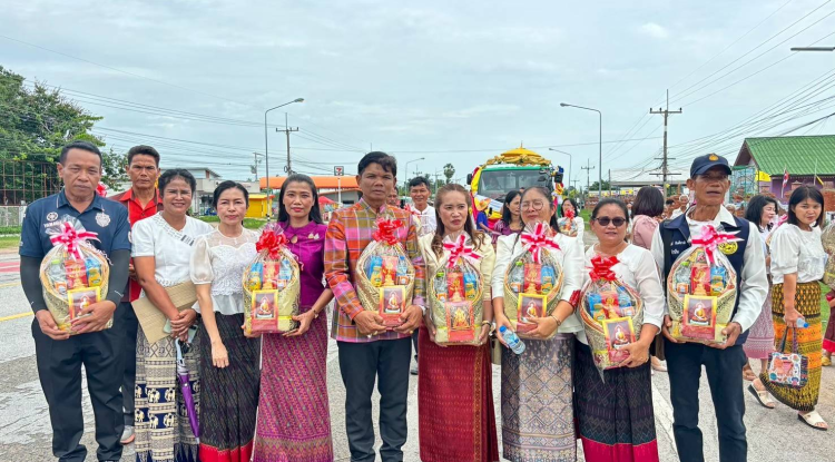 องค์การบริหารส่วนตำบลหนองโดนได้ดำเนินการจัดโครงการ ประเพณีแห่เทียนและถวายเทียนพรรษา ประจำปีงบประมาณ 2568 ร่วมกับสมาชิกสภาองค์การบริหารส่วนตำบล กำนัน ผู้ใหญ่บ้าน  สถานศึกษา ส่วนราชการ ประชาชนและชมรมคนทำความดีเพื่อพ่อของแผ่นดิน อำเภอลำปลายมาศ  จังหวัดบุรีรัมย์ ได้ตระหนักถึงความสำคัญของประเพณี แห่เทียนพรรษาและมีความประสงค์ให้ทุกภาคส่วน ในสังคมได้มีส่วนร่วมในการส่งเสริมทำนุบำรุงศาสนา ร่วมกันทำบุญ ทำจิตใจให้บริสุทธิ์  รักษาศิลปะ วัฒนธรรม ภมูิปัญญาท้องถิ่นและประเพณีที่ดีงามของท้องถิ่นให้คงอยู่ต่อไป